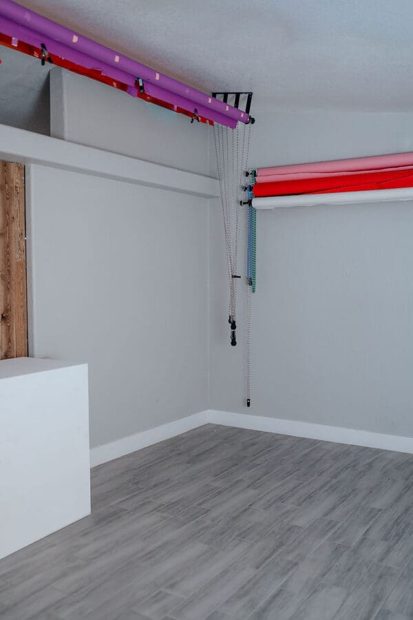 A room with a white wall and grey floor